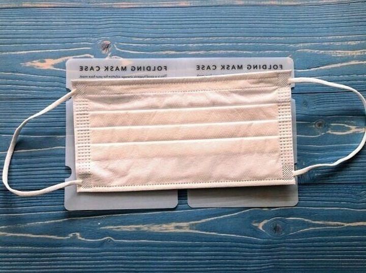 マスクケースにマスクを置く