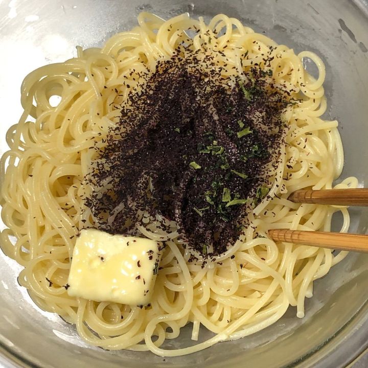 バターとふりかけを和える