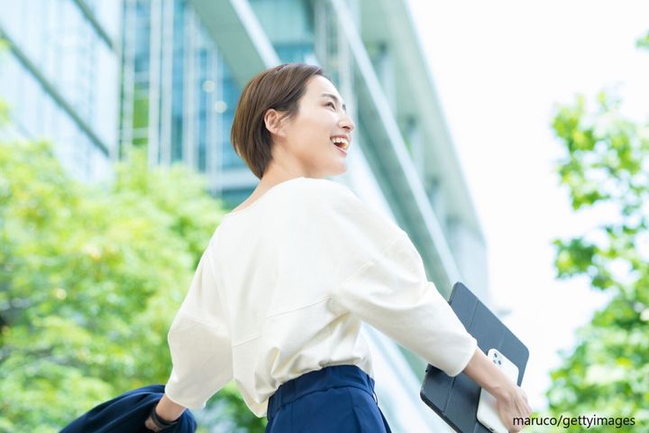 大きな声を出す女性