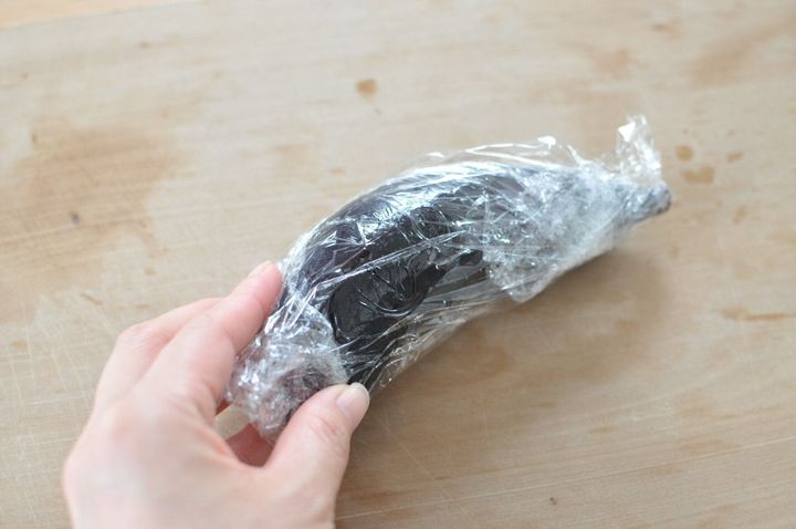 なすをラップで包んだ様子