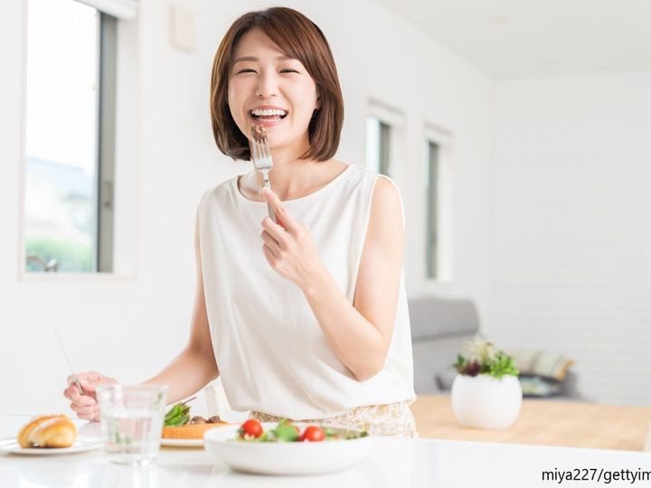 食事をする女性