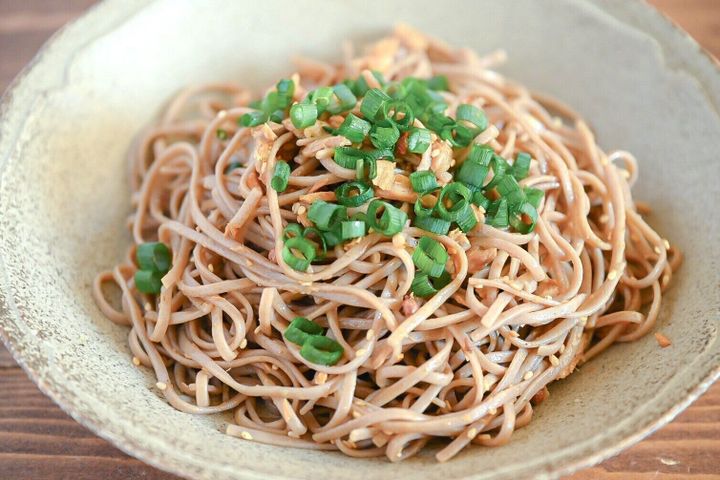 皿に盛られた和えそば