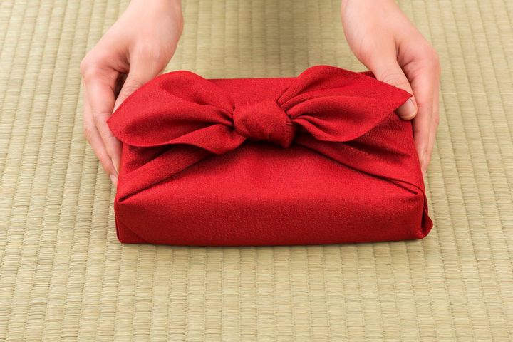 風呂敷は日本の包む布、伝統的贈り物を輸送するために使用します。