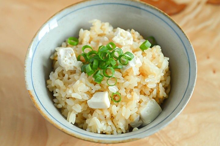 茶碗に入った豆腐の炊き込みごはん