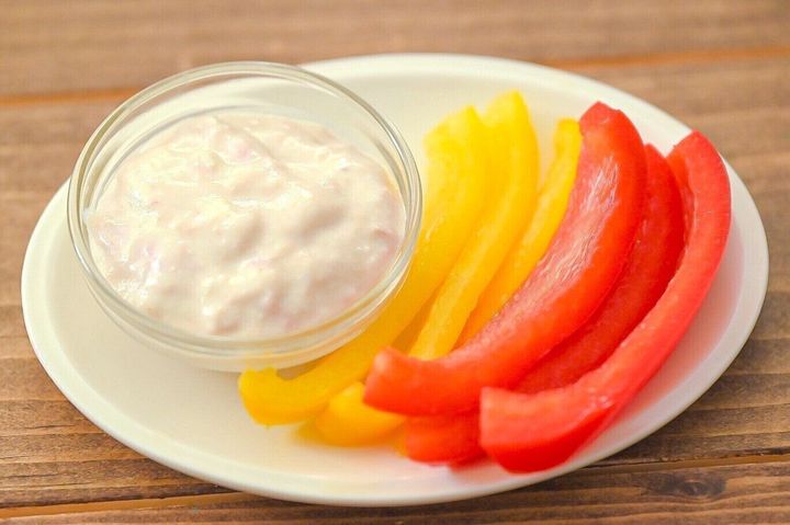 皿に盛られたツナチーズディップ