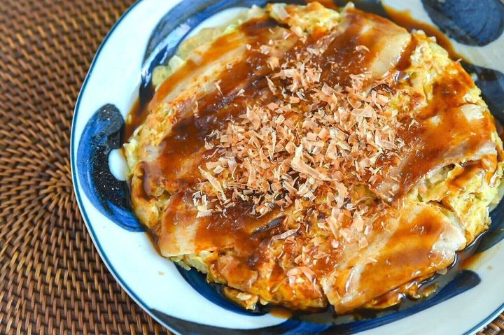 青い柄の入った皿に盛られたオートミールのお好み焼き