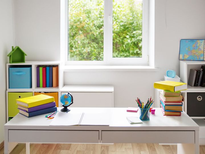 白い壁と家具とカラフルな子供室