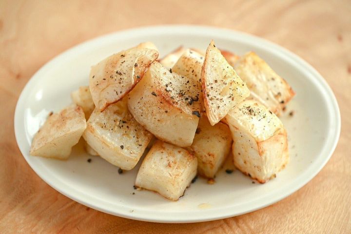 皿に盛られたかぶのアンチョビソテー