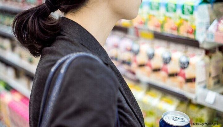 買い物する女性