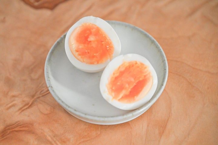 皿にのった塩だれ味玉