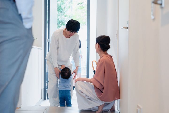 孫たちと故郷を訪れるお父さん