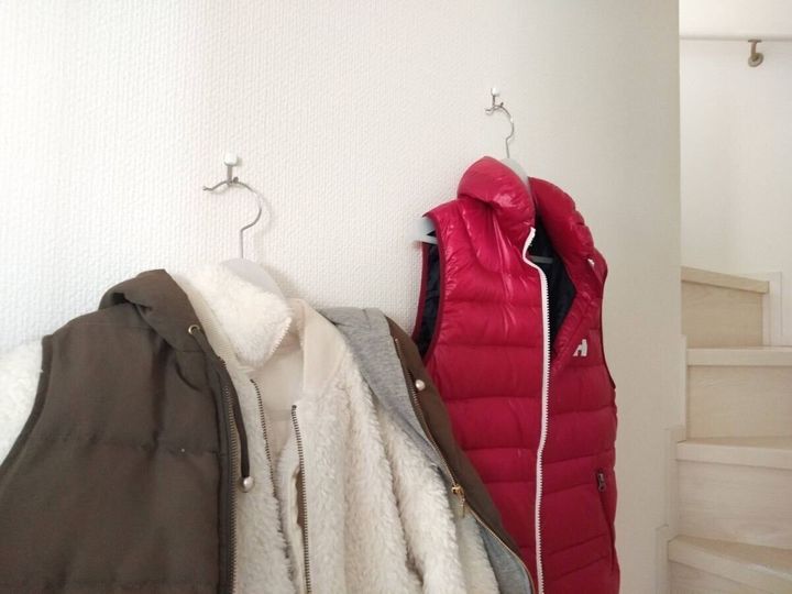 ピンフックにアウターを掛けている画像