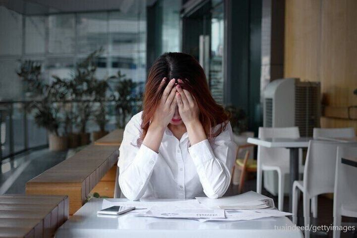 落ち込む女性
