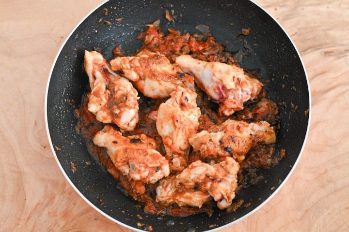 フライパンに入った作成途中のスパイスカレー
