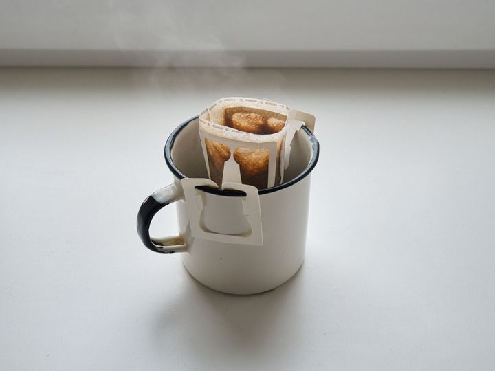 ドリップバッグ付きのグラスでコーヒーを淹れる。スチーム入りホットドリップコーヒー