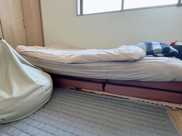 1.普段使いの敷布団にマットレスを積み重ねてベッド風にする