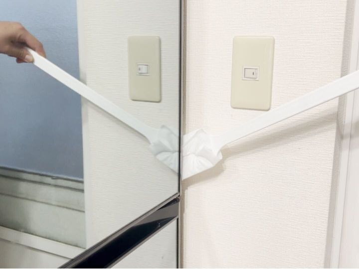 冷蔵庫横の隙間を掃除する