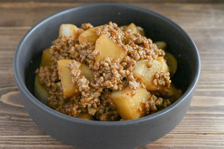 黒い皿に盛られた大根とひき肉の甘辛炒め