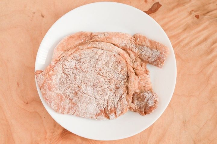 片栗粉を付けた豚肉