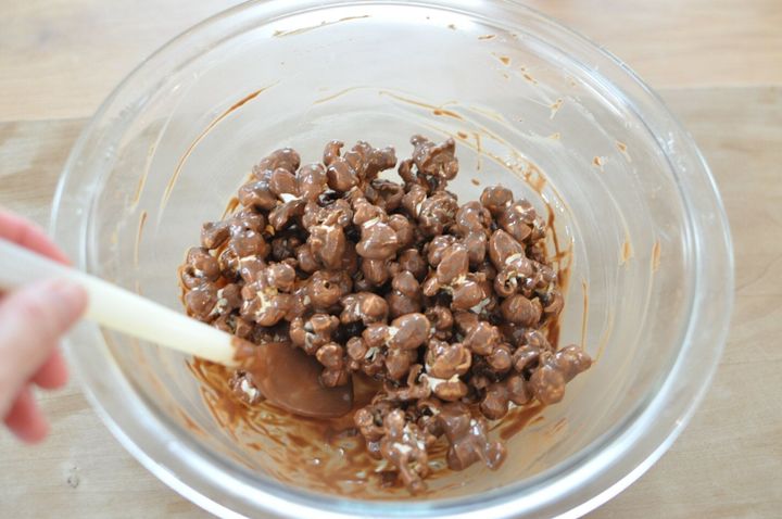 ポップコーンにチョコレートをまんべんなく絡めた様子