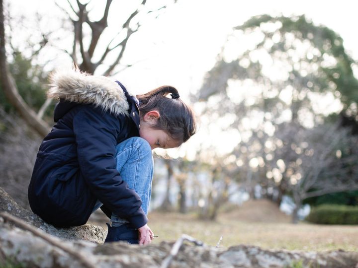 座って見下ろす女の子