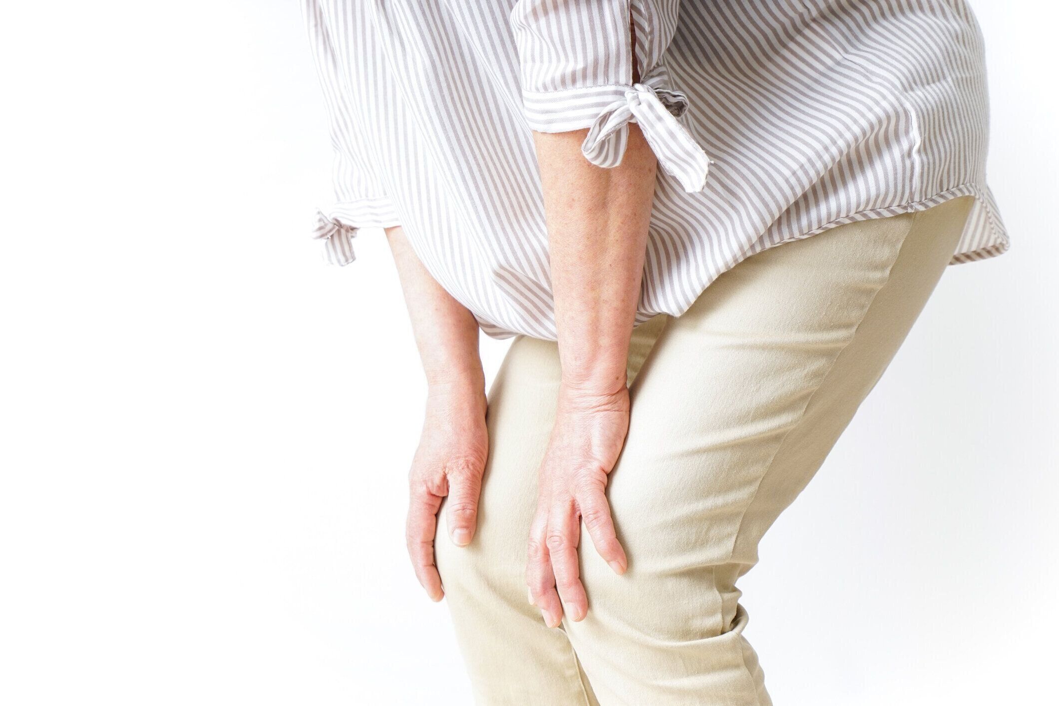 膝の痛みに苦しむ高齢者の女性