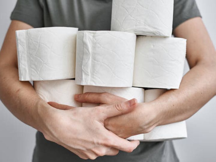人々はクラウンアウイルスからの自宅検疫のためにトイレットペーパーを買いだめしている