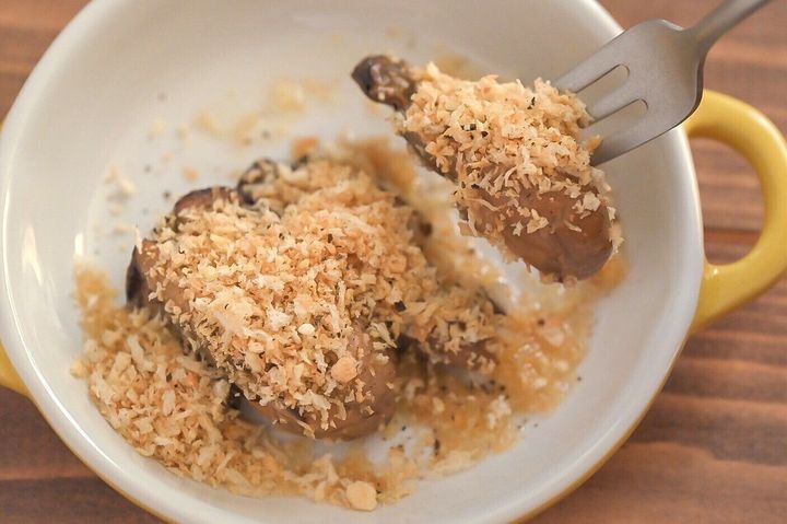 皿に盛られた牡蠣のパン粉がけ