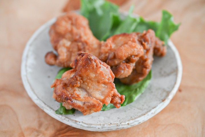 皿にのった味噌からあげの