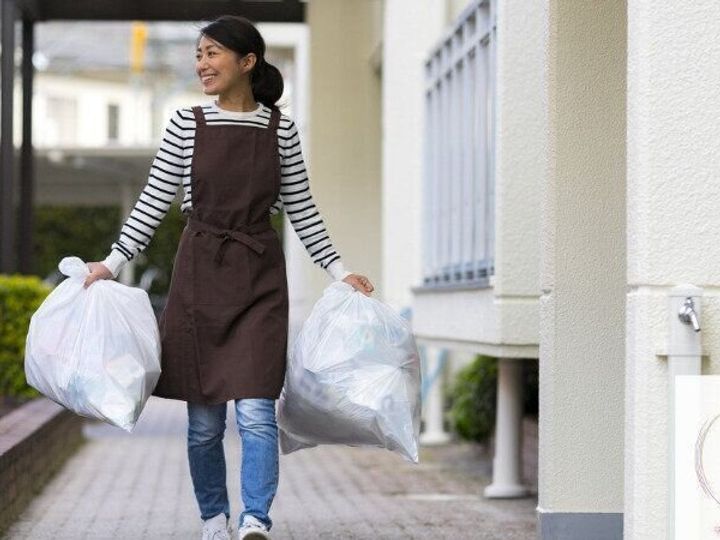 ごみを捨てる女性