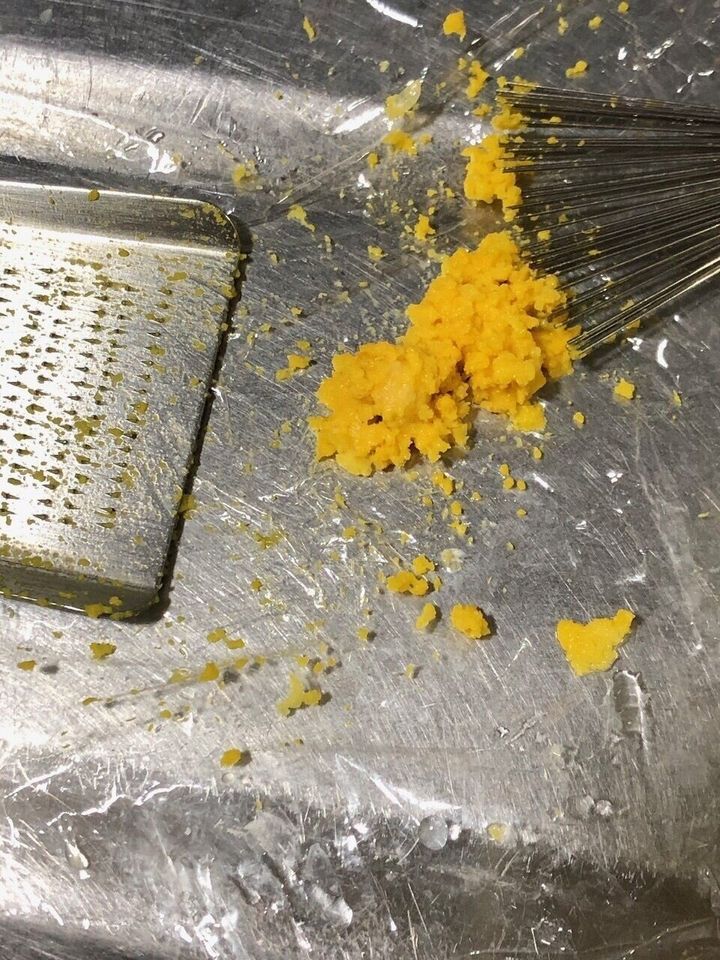 レモンの皮をすりおろす