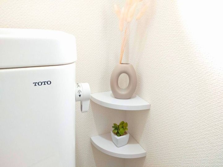 トイレに設置された飾り棚