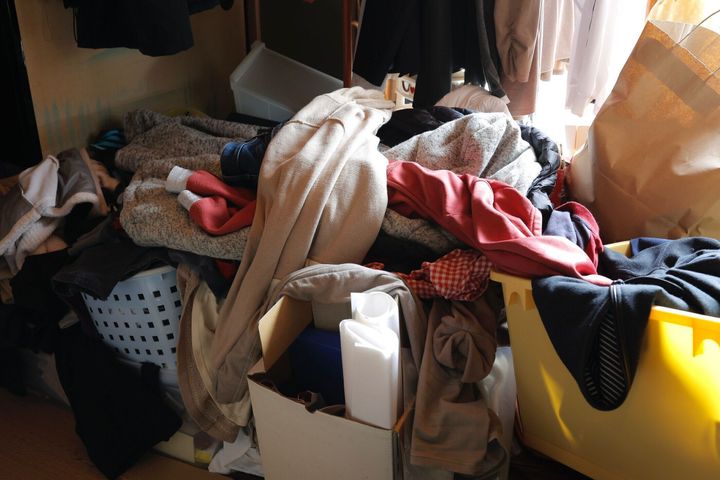 服の山が付いた部屋