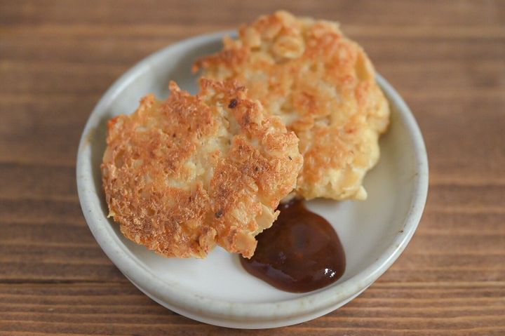 皿に盛られた豆腐とオートミールのナゲット