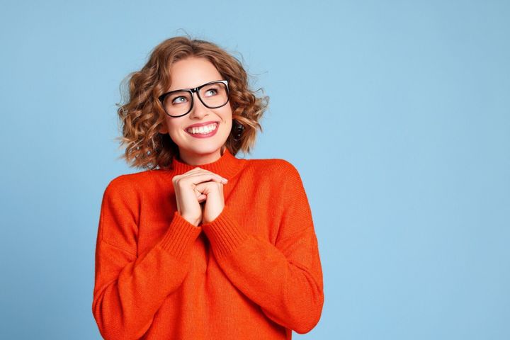 喜んだ若い女性の笑顔と夢