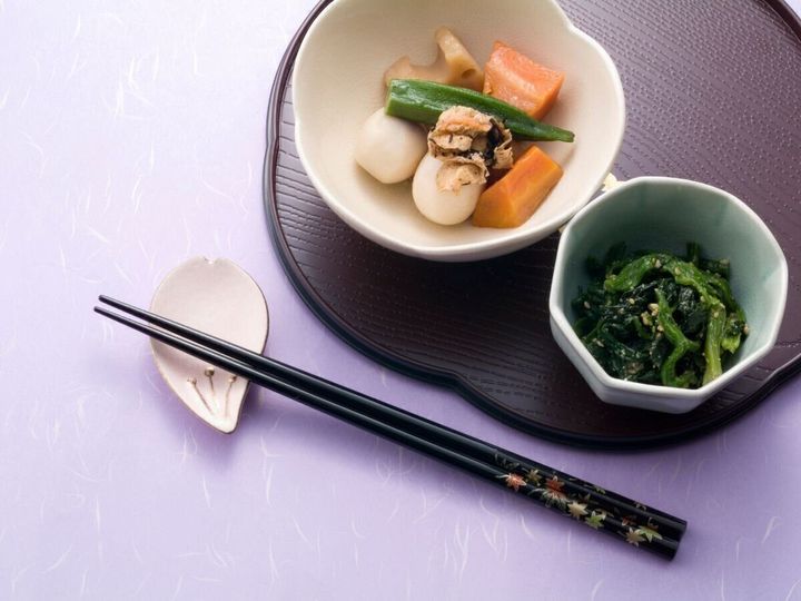 お膳と花びら型の箸置き