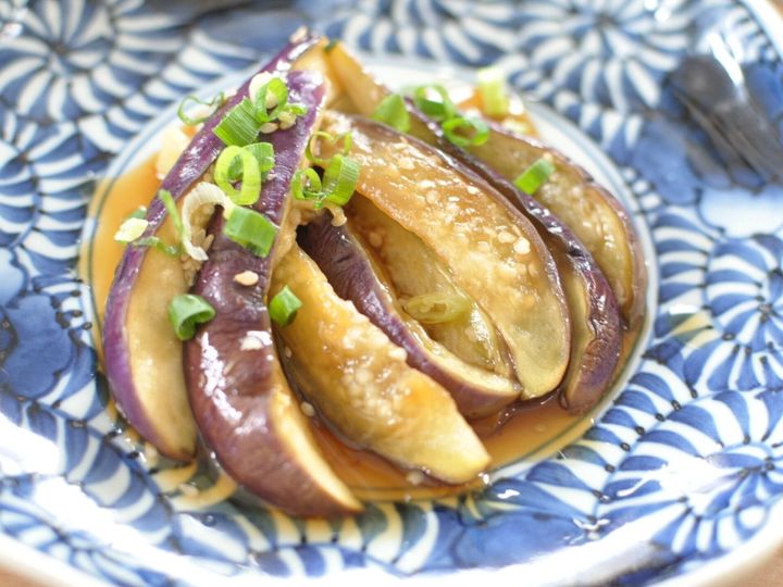 レンチンなす×焼き肉のたれを盛り付けた様子