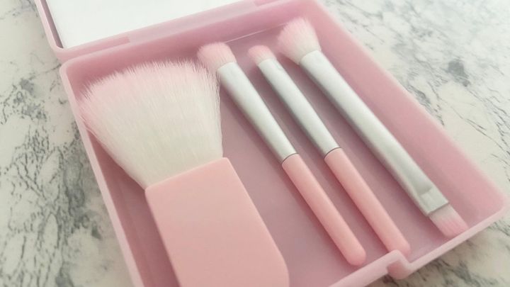 daiso ダイソー 「メイクブラシセット(Aタイプ、4本、ミラー付)」 JANコード:4550480434001