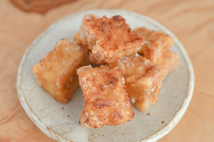 皿に盛られた厚揚げの唐揚げ
