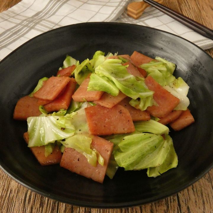 春キャベツとランチョンミートの炒め物