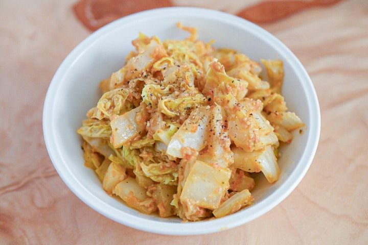 皿に盛られた白菜のトマトソース炒め