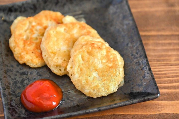 黒い皿に盛った豆腐と長芋のおやき