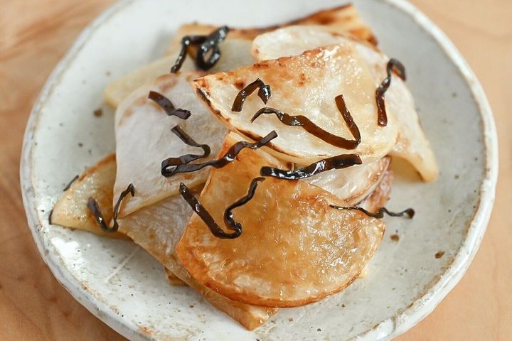 陶器の皿に盛られたかぶの塩こんぶ炒め