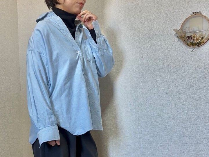 ブルーのシャツの女性