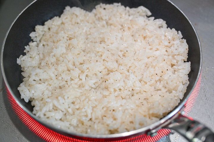 フライパンに入ったガーリックライス