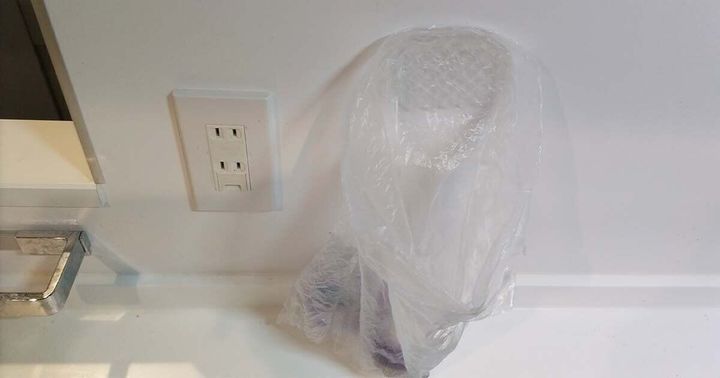 吸盤シートとゴミ袋をキッチンの壁に貼りつける