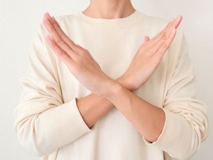 ばってんする女性