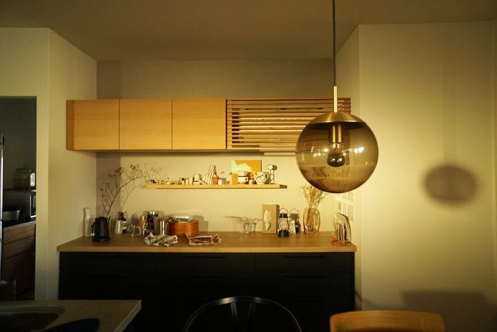 <img src=”example.png” alt=”夕暮れのダイニング”/>