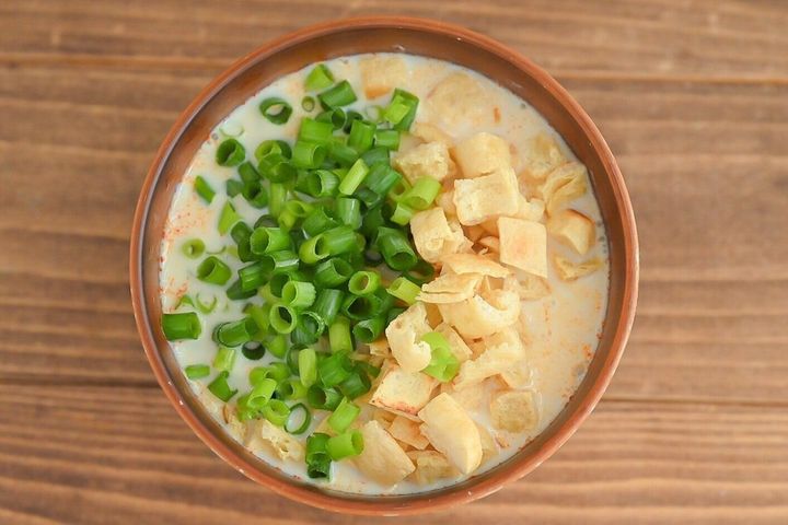 お椀に入った油揚げと小ねぎをのせたシェントウジャン