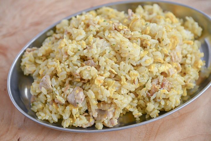 シルバーの皿に盛られたグリーンカレーチャーハン